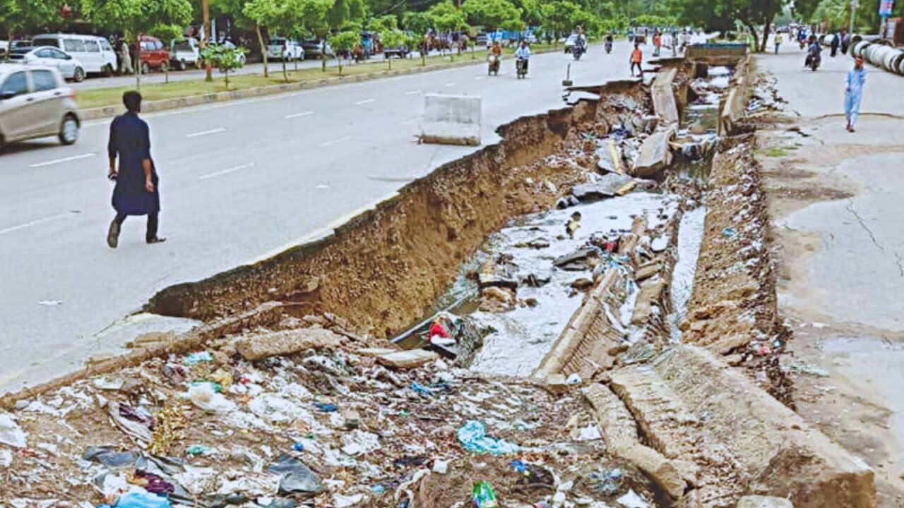 Flooded road in Sindh industrial zone affecting businesses